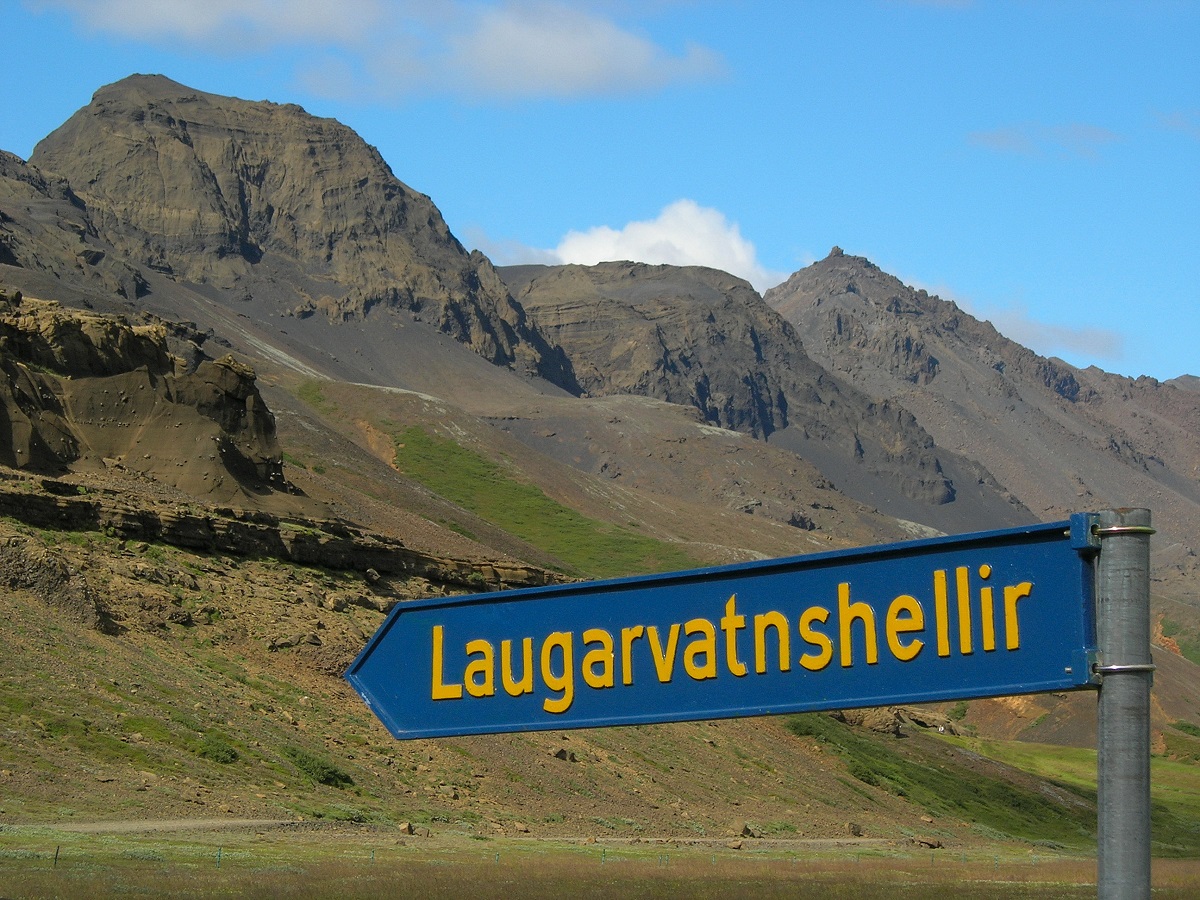 Wegwijzerbordje in een mooi landschap in west IJsland.