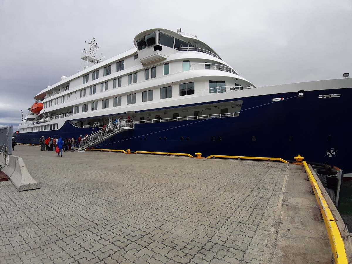 Cruise passagiers gaan aan boord van het schip de Hondius dat aan de kade ligt in Longyearbyen, Spitsbergen.