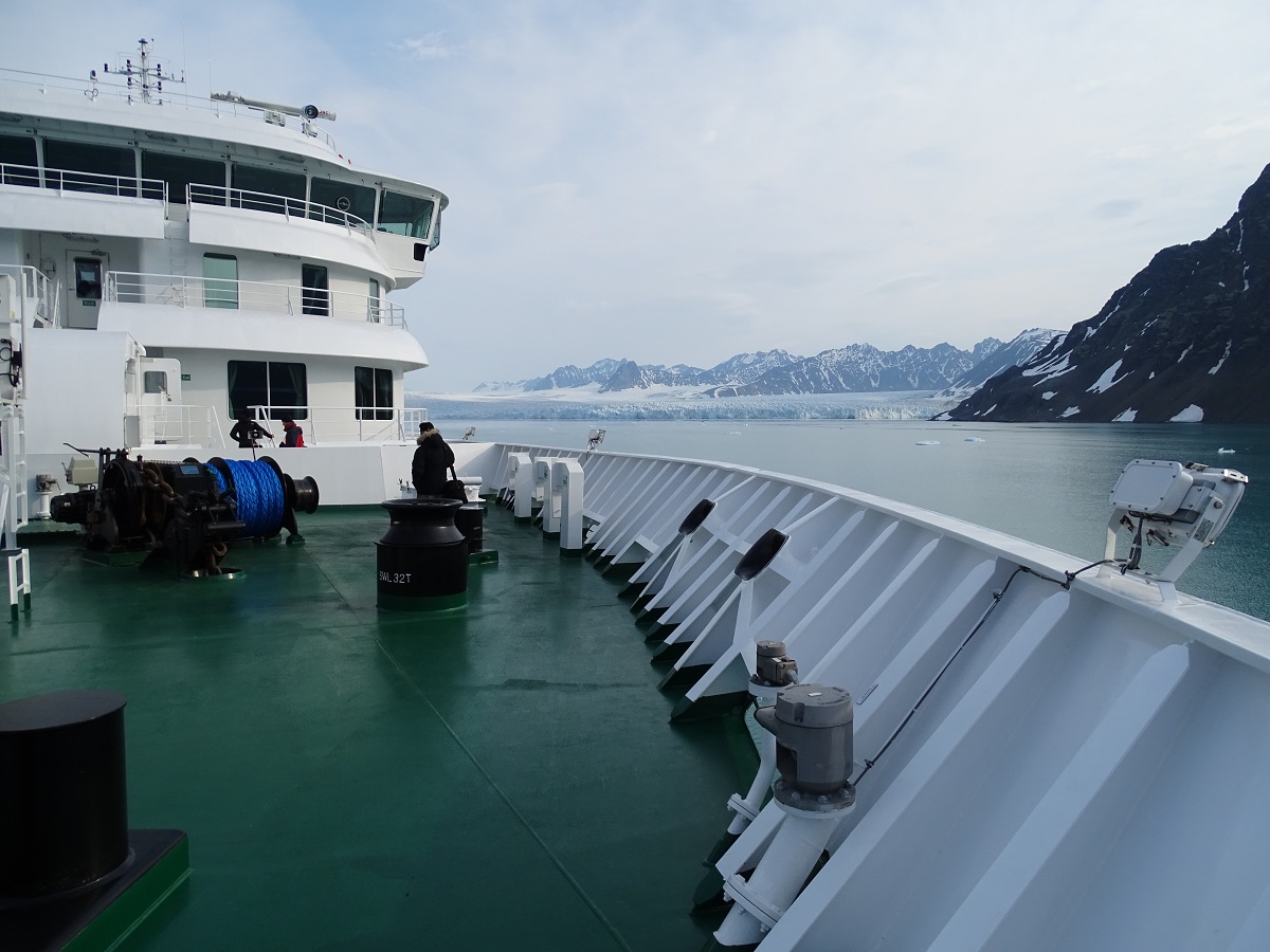 Het dek aan boord van het expeditiecruise schip Hondius bij Spitsbergen.