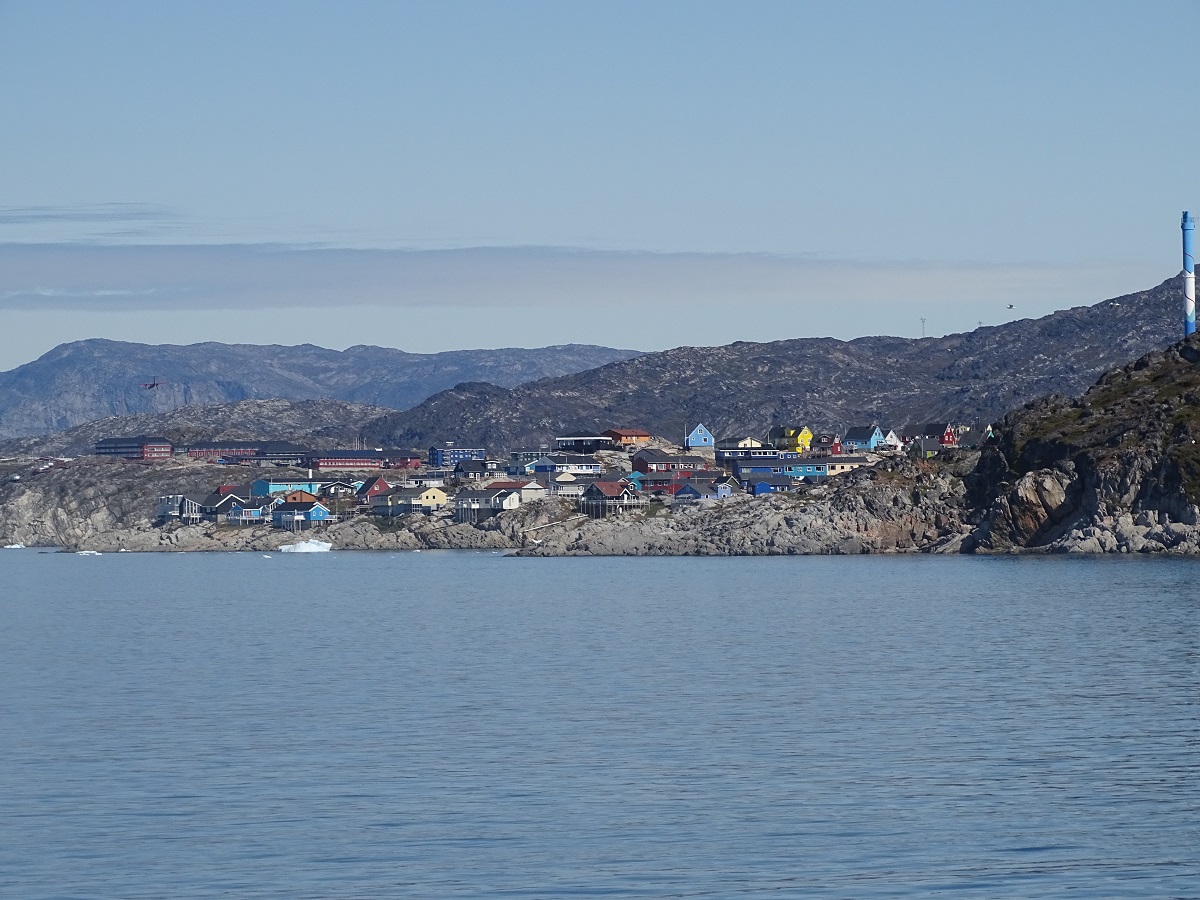 Het dorp Ilulissat gelegen aan het fjord in west Groenland.