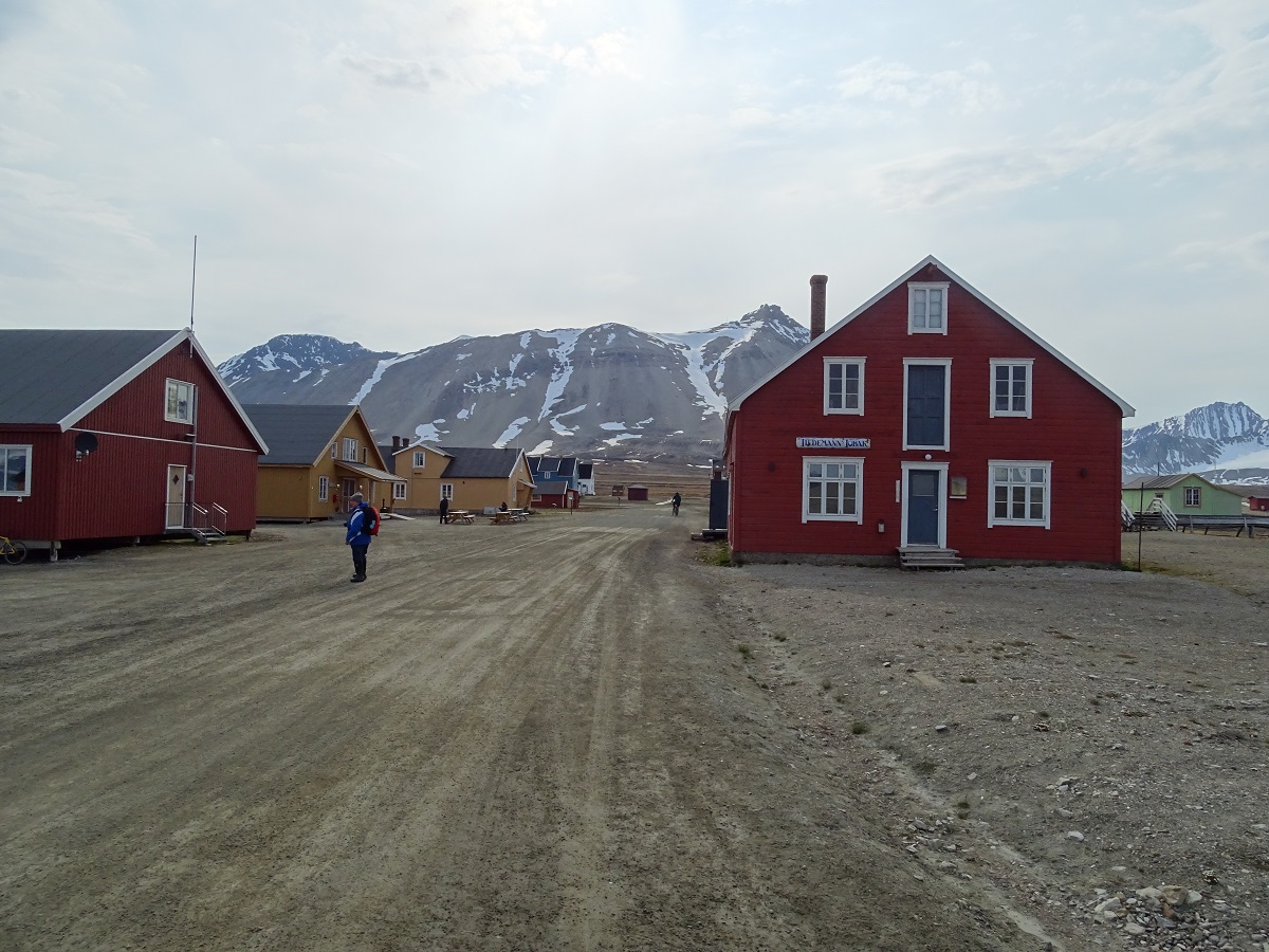 Het dorpje Ny Alesund in Spitsbergen met kleurrijke huizen.