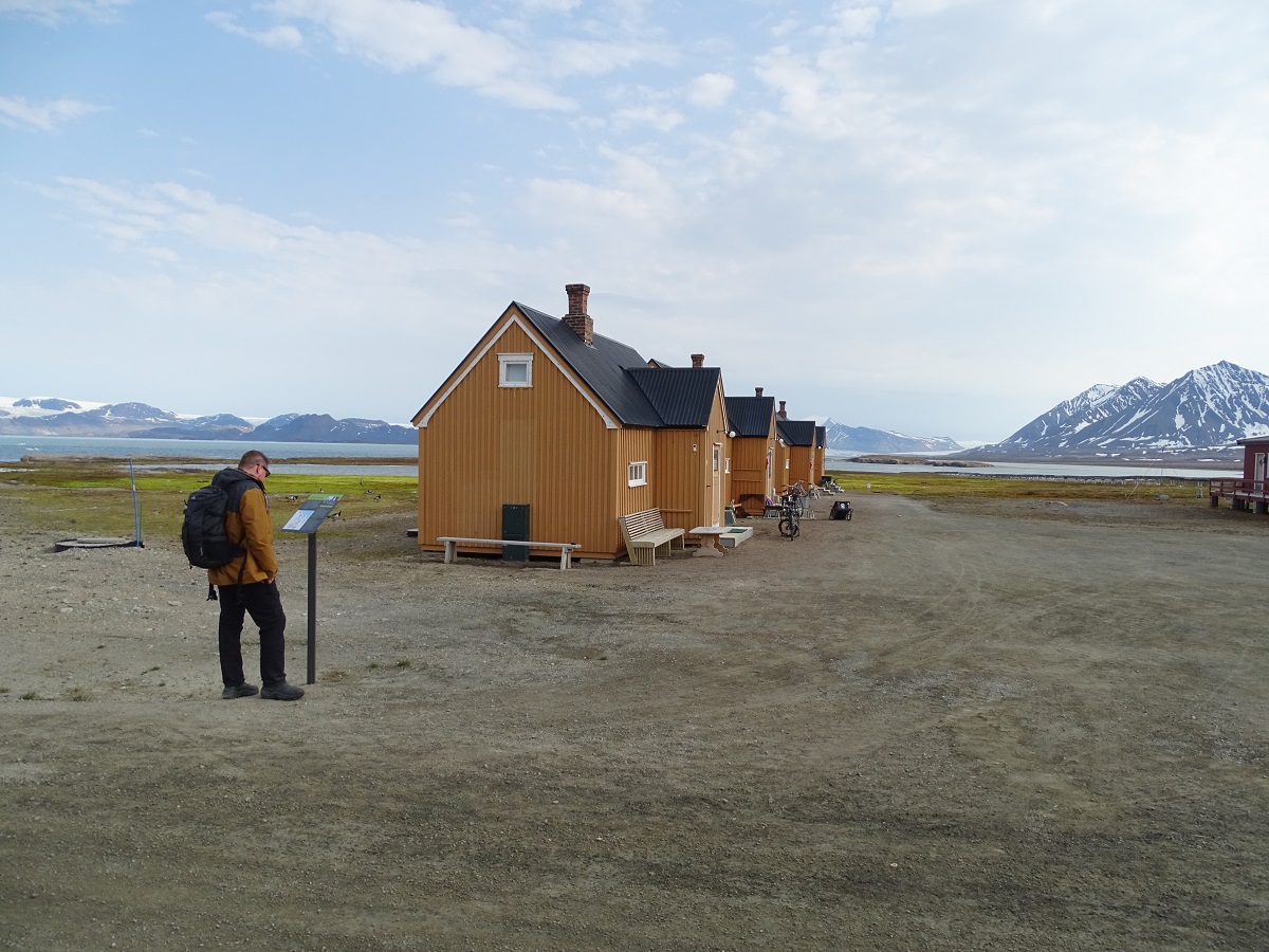 Gele houten huizen in het dorpje Ny Alsesund op Spitsbergen.
