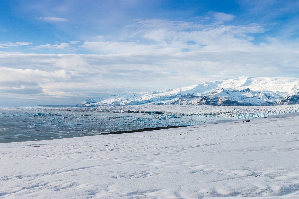 Uitzicht op witte wereld tijdens een gletsjerwandeling naar de ijsgrot in zuid IJsland.