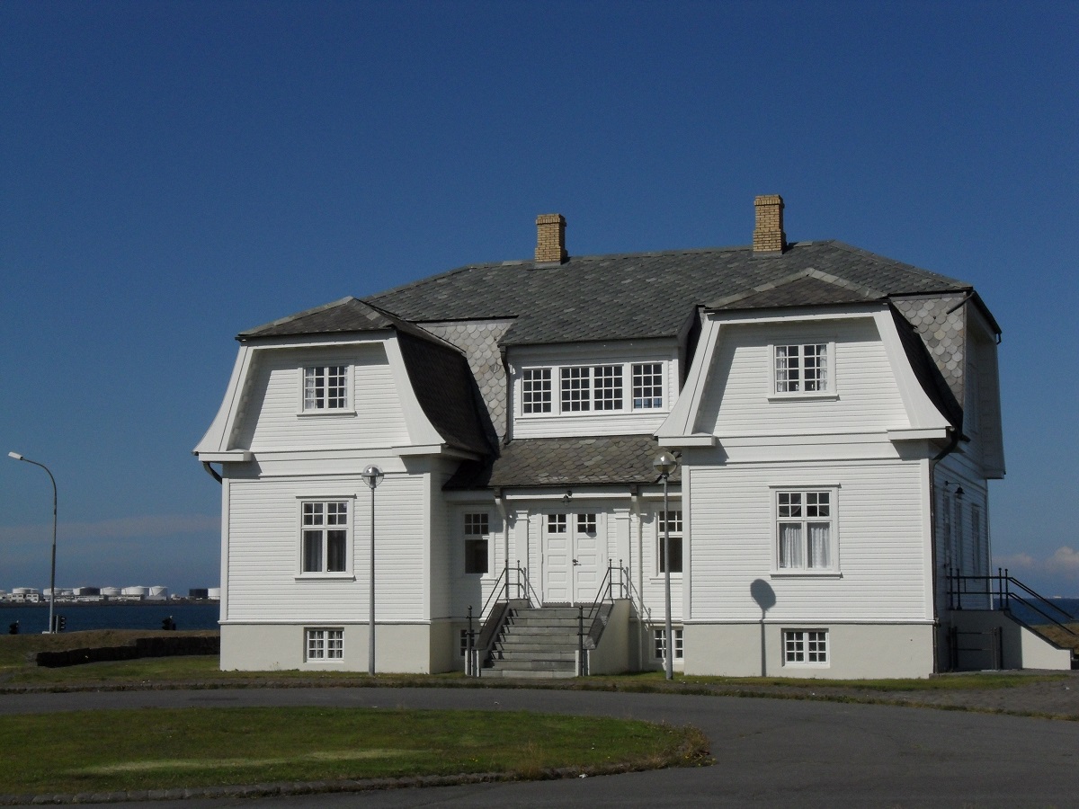 Het witte Hofdi huis een historisch gebouw in Reykjavik.