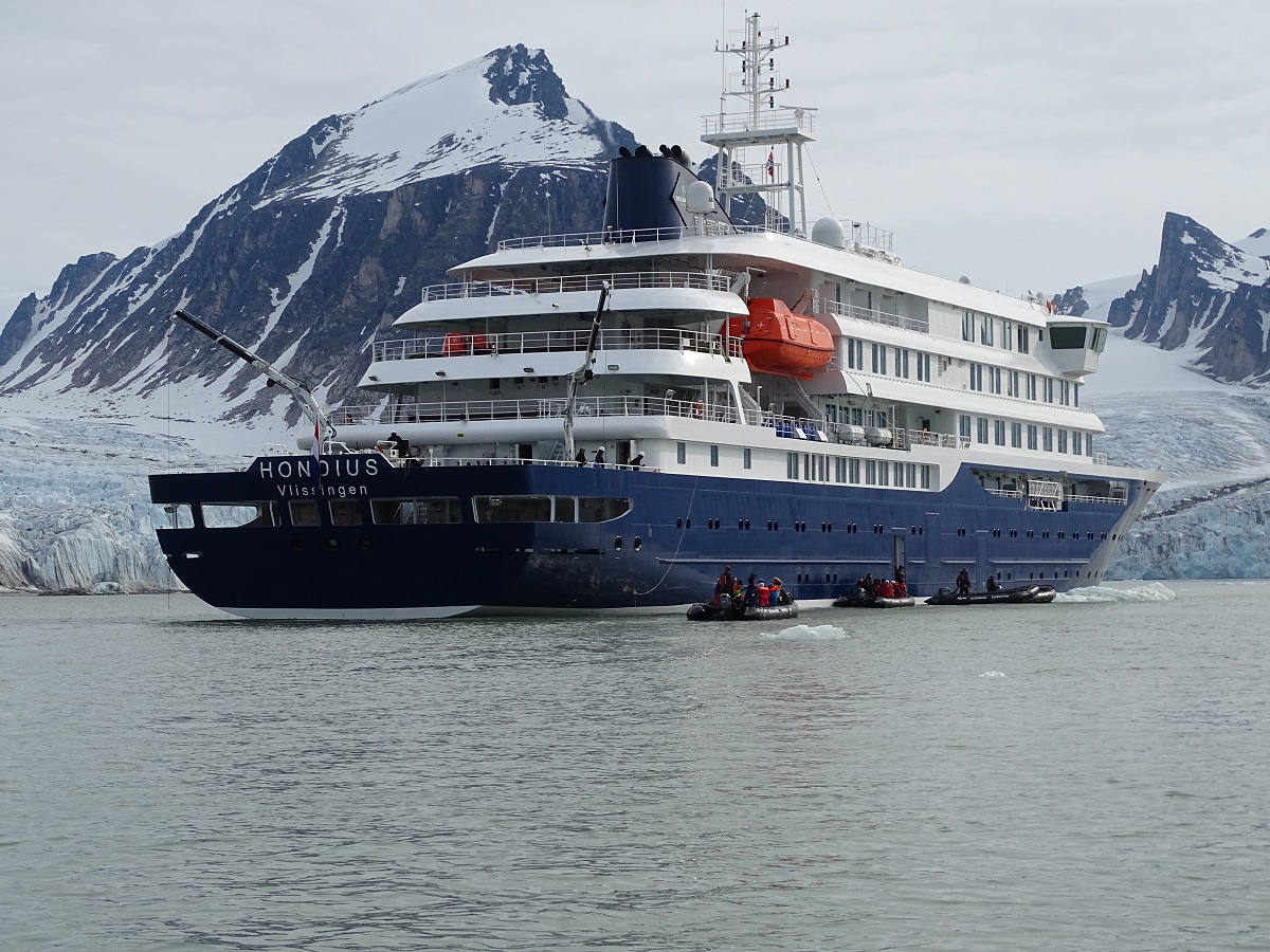 Zodiacs liggen in het water voor het expeditie cruiseschip de Hondius in Spitsbergen.