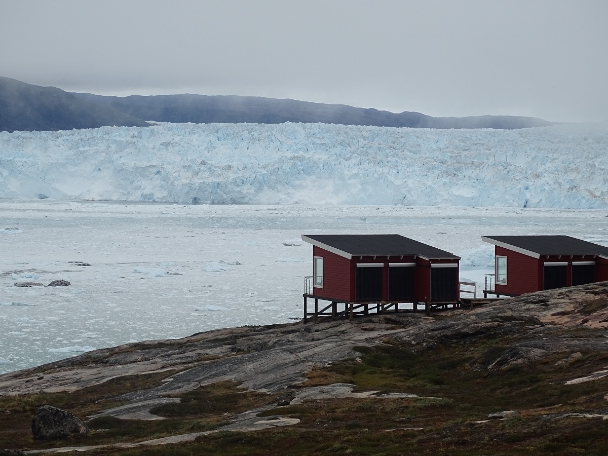 De hutten van Eqi lodge in west Groenland met prachtig zicht op de gletsjer.
