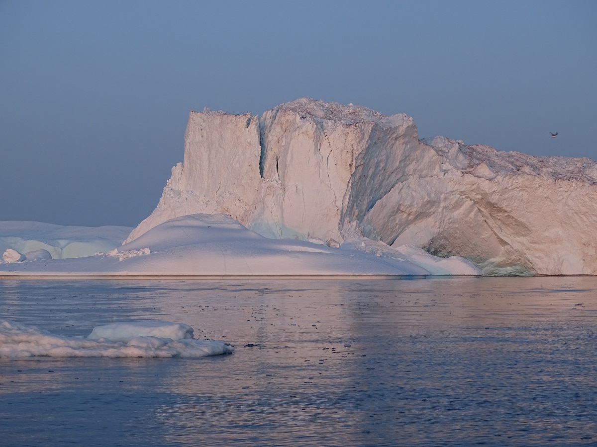 Schitterend landschap met hoge ijsbergen in de avondzon in west Groenland.