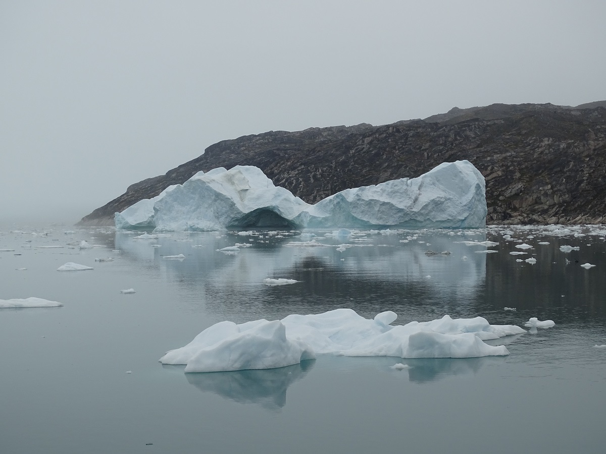 IJsbergen drijven in het water voor de kust bij Eqi, in west Groenland.