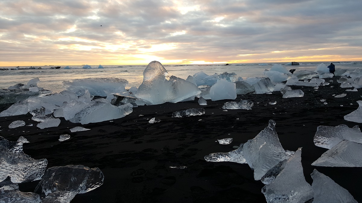 Prachtige ijsblokken op het zwarte strand van Jokulsarlon, in IJsland, bij zonsopkomst.