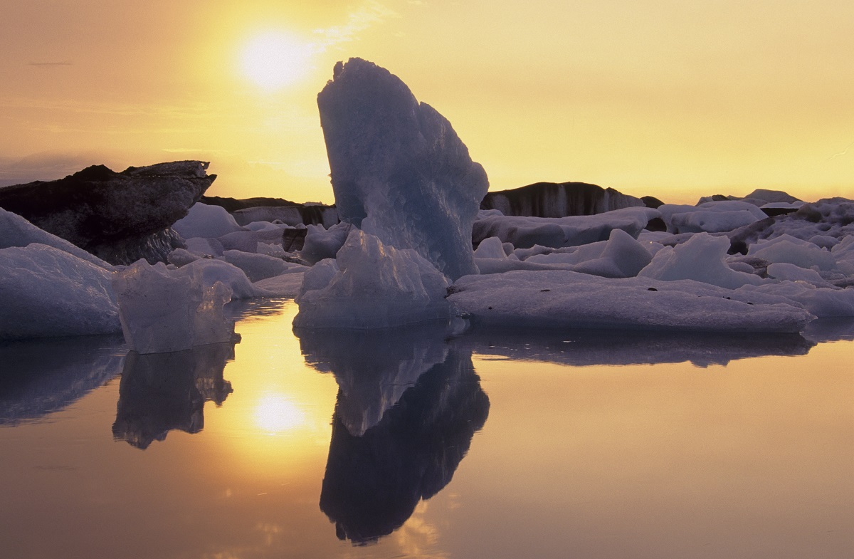 Prachtige kleuren tijdens de zonsopgang bij het ijsbergenmeer Jokulsarlon, in zuidoost IJsland.