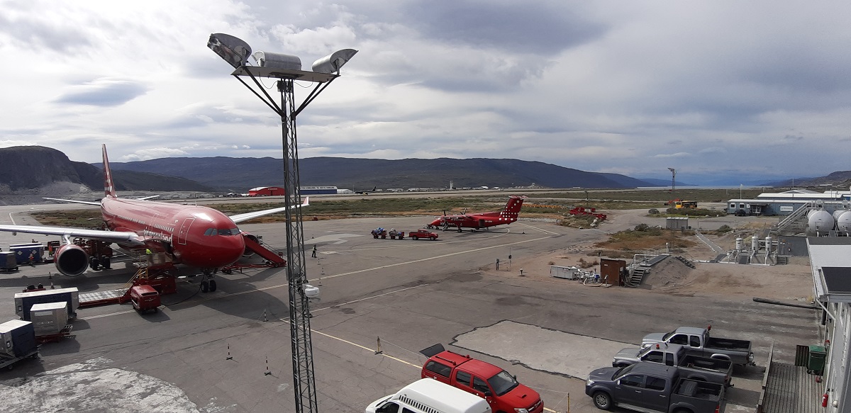 Rode vliegtuigen van Air Greenland op de luchthaven Kangerlussuaq, in Groenland.