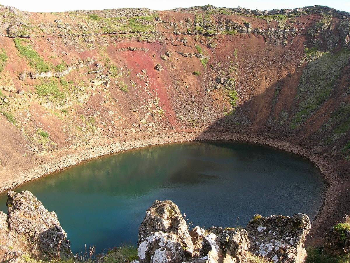 Kijkje in de Kerid krater gevuld met water, in zuidwest IJsland.