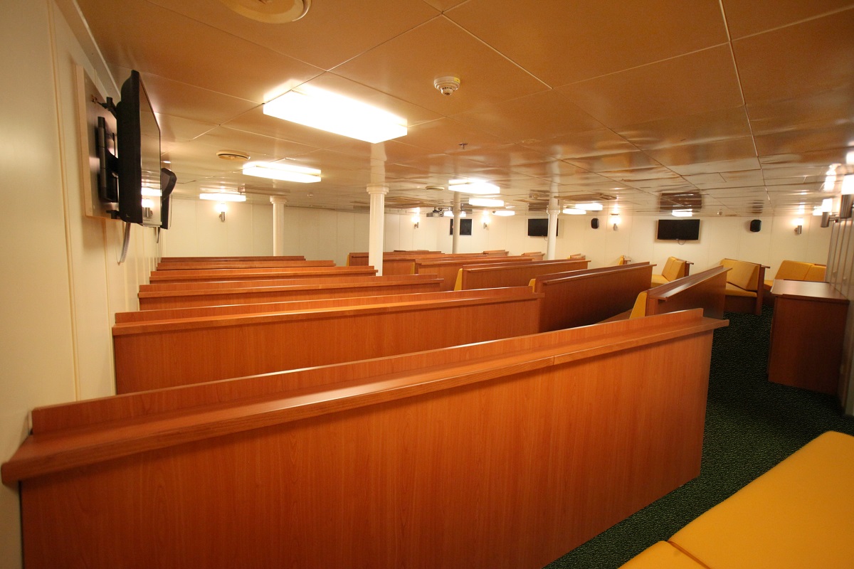 Een lege lezingzaal aan boord van expeditie cruiseschip de Ortelius.
