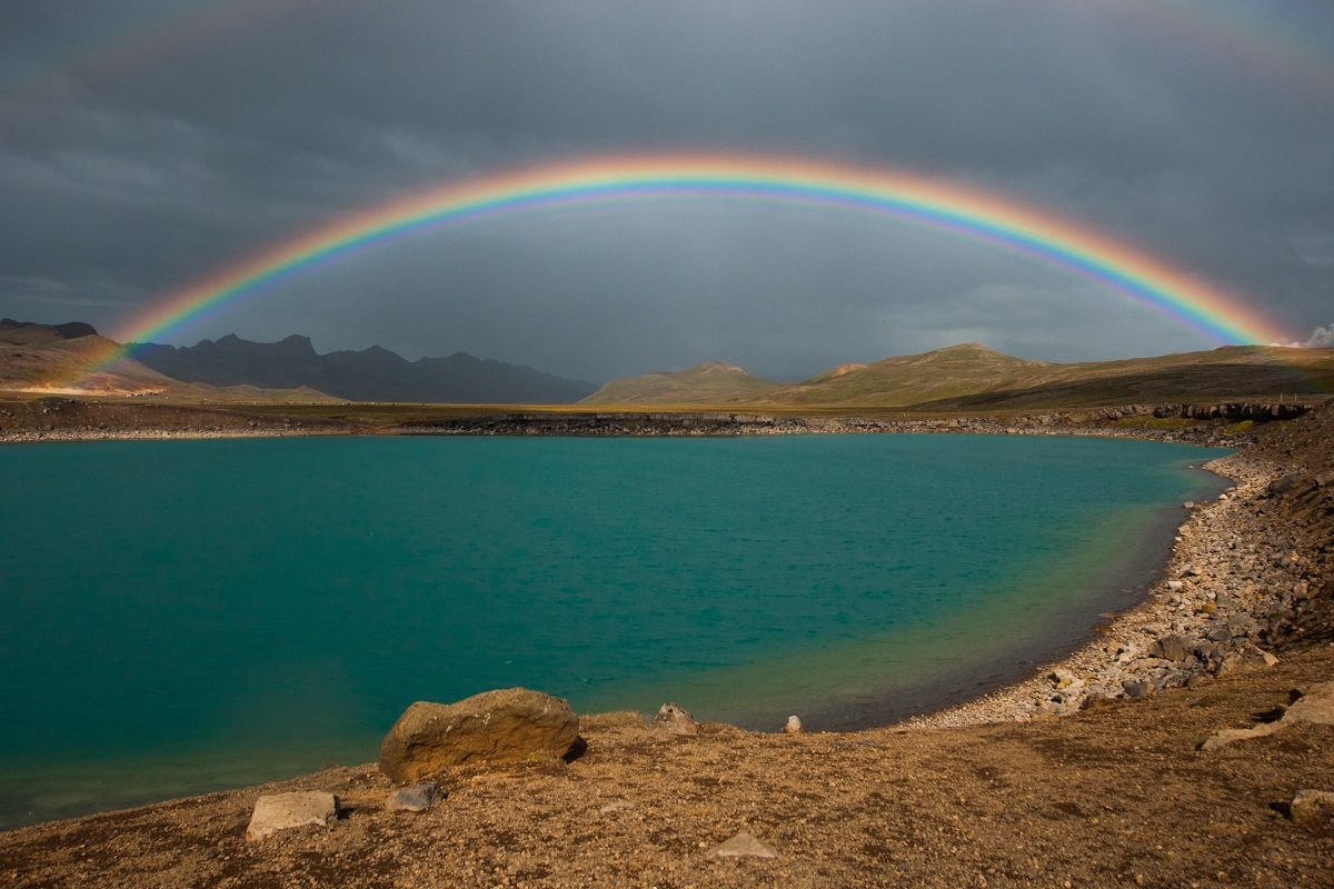 Regenboog boven het meer in het Nationale park Skaftafell in zuidoost IJsland.