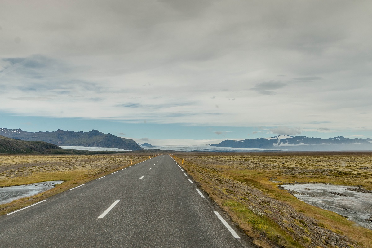 De ringweg bij Skaftafell loopt door een weids landschap naar de gletsjer Vatnajokull in zuidoost IJsland.