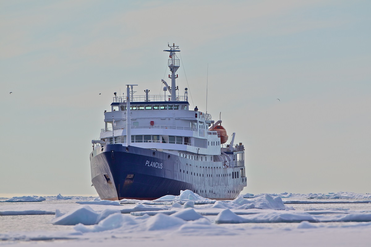Het cruisesschip de Plancius bij het pakijs van Spitsbergen.