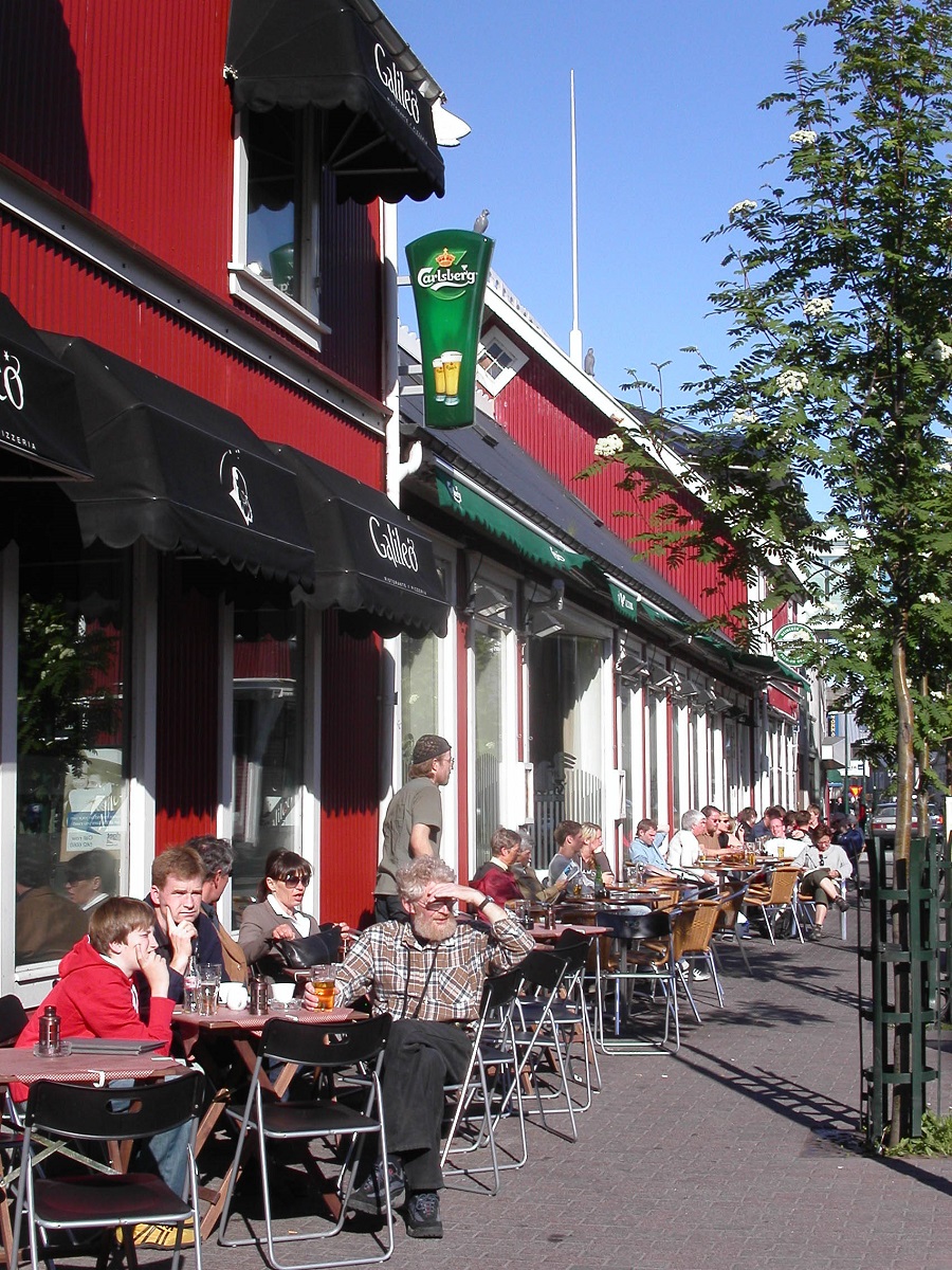 Het terras bij een rood café in het centrum van Reykjavik, in IJsland.