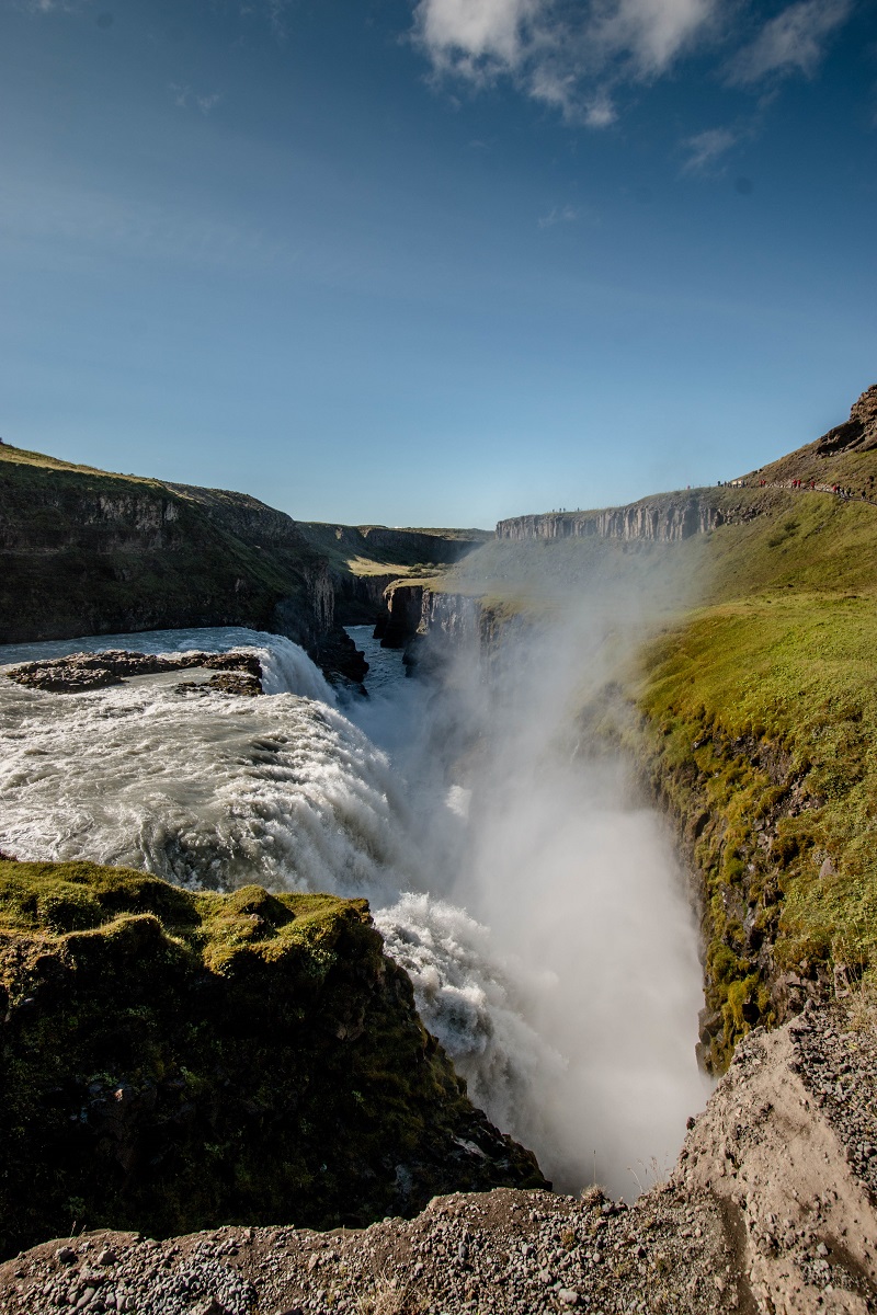 Zijaanzicht van de waterval Gullfoss, in het Golden Circle gebied in IJsland, waarbij het water in de kloof stort.
