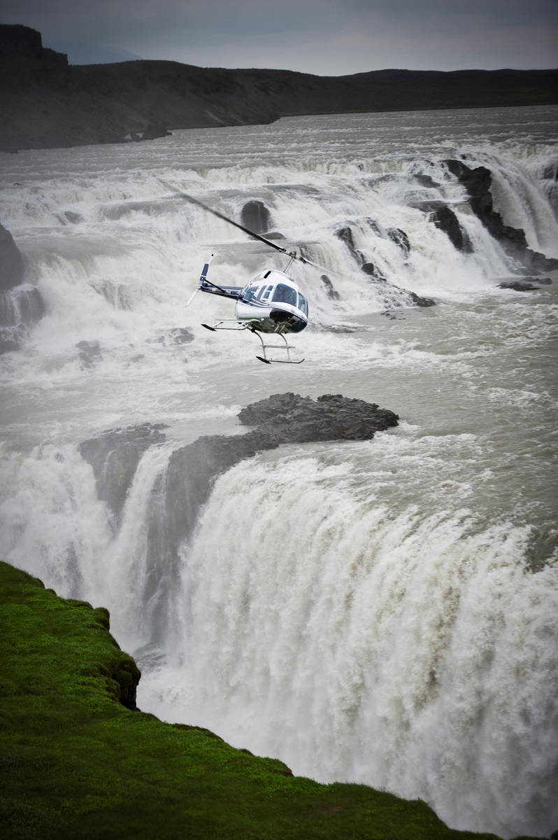 Helikopter vliegt boven de Gullfoss waterval in het Golden Circle gebied in zuid IJsland.