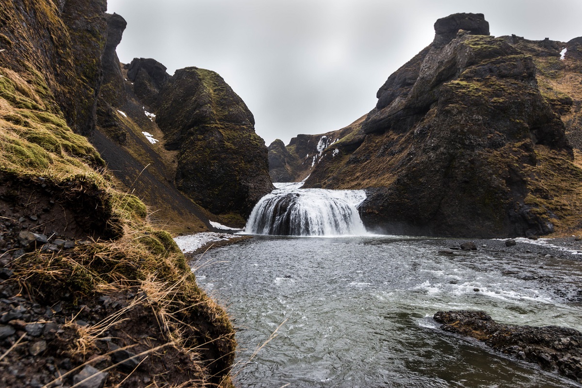 De Stjornarofss waterval bij Kirkjubaerjarklaustur in zuid oost IJsland komt uit in de rivier