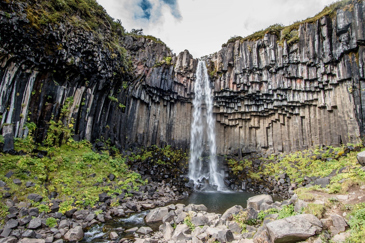 De Svartifoss waterfal in Skaftafell valt tussen basaltkolommen naar beneden.