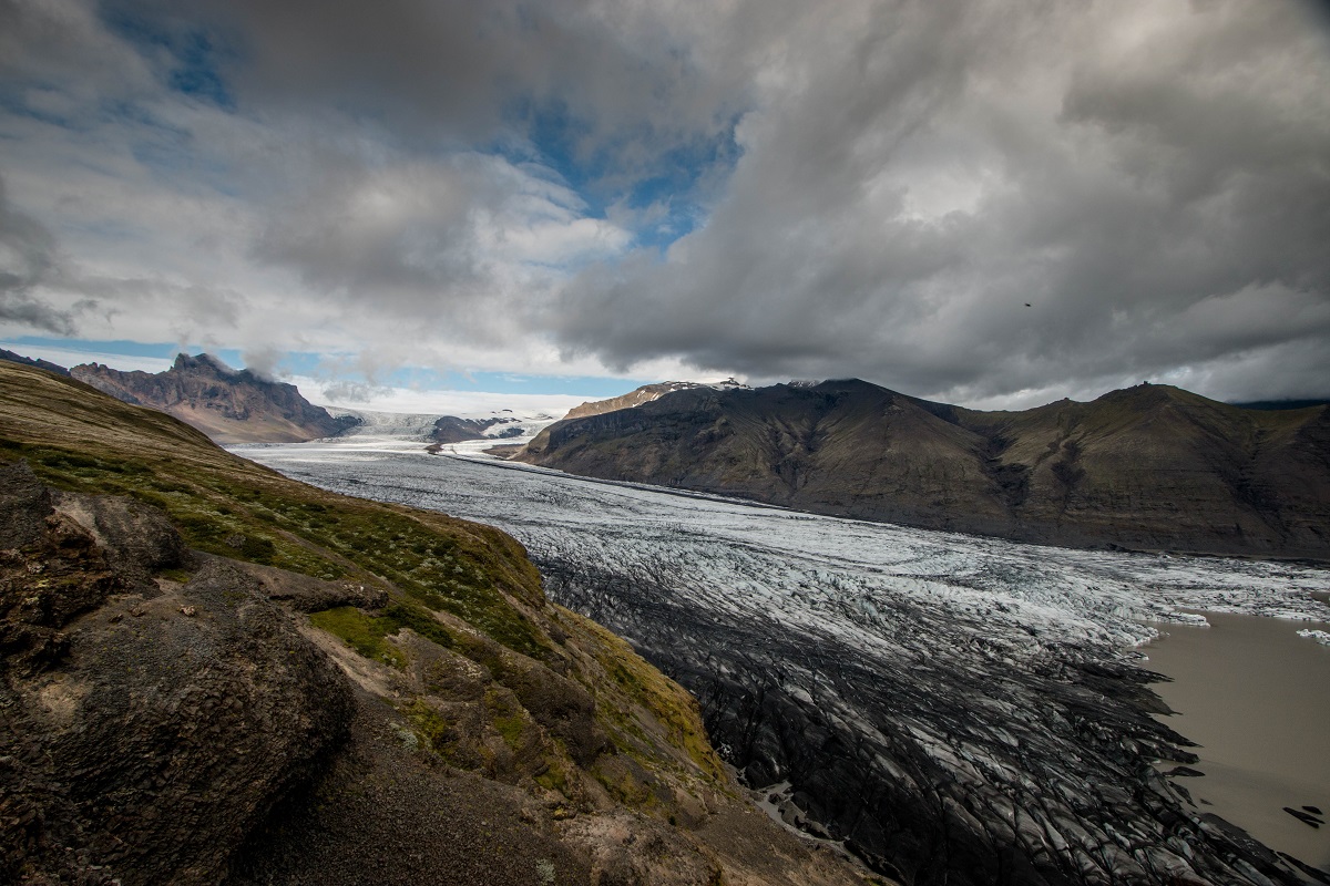 Uitzicht op de gletsjer in Skaftafell in zuid oost IJsland met een dreigende wolkenlucht.
