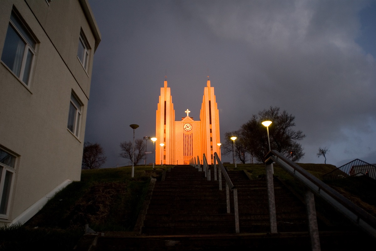 De kerk op de heuvel is mooi verlicht.