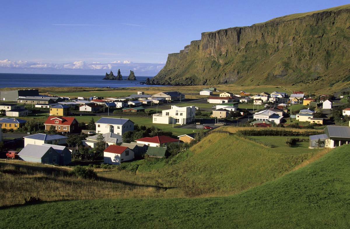 Het dorpje Vík in een groen landschap.