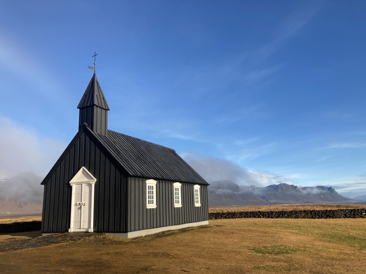 Het zwarte kerkje van Budir met de bergen van Snaefellsnes op de achtergrond.