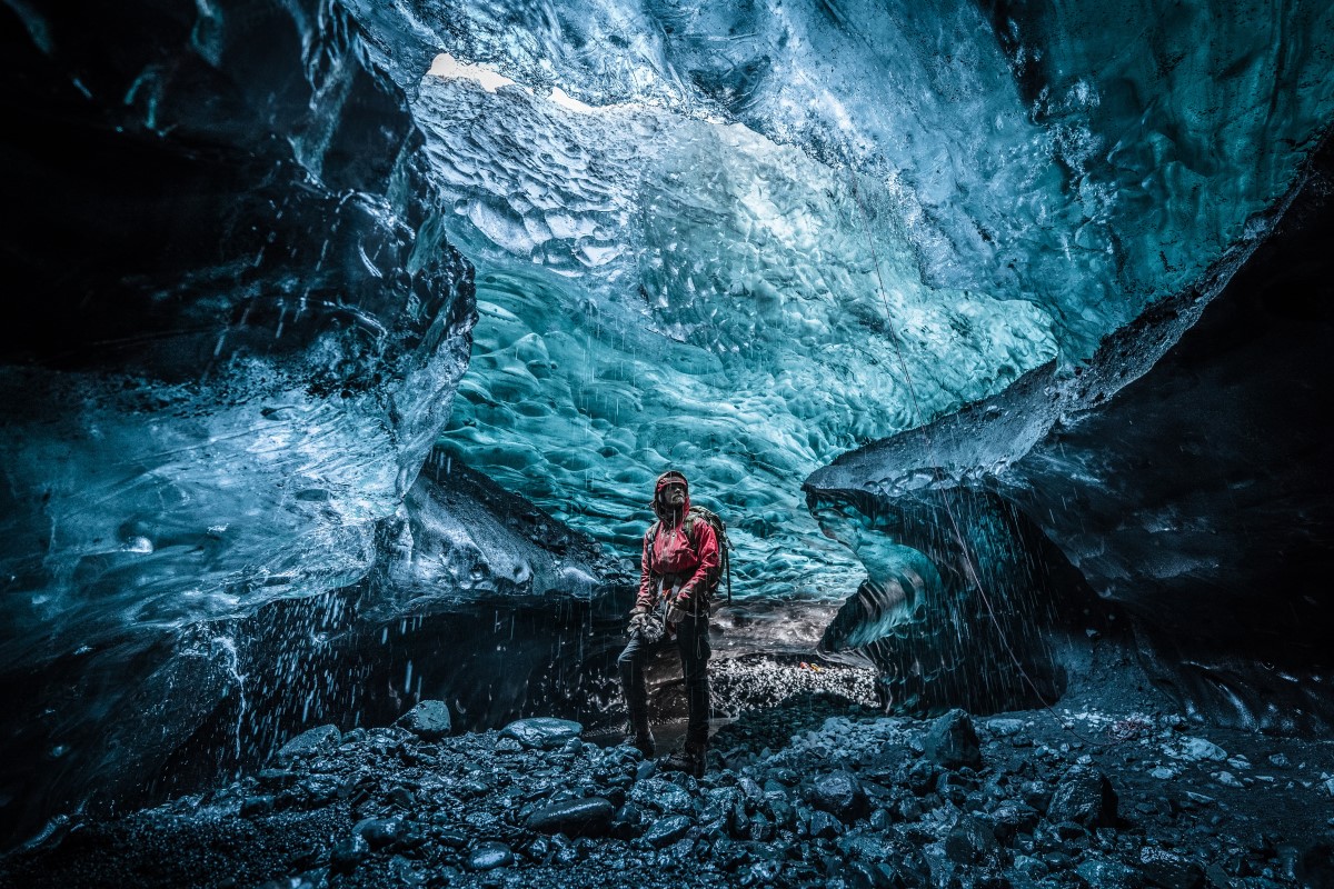 Druppels vallen naar beneden in de ijsgrot onder de Vatnajokull gletsjer.