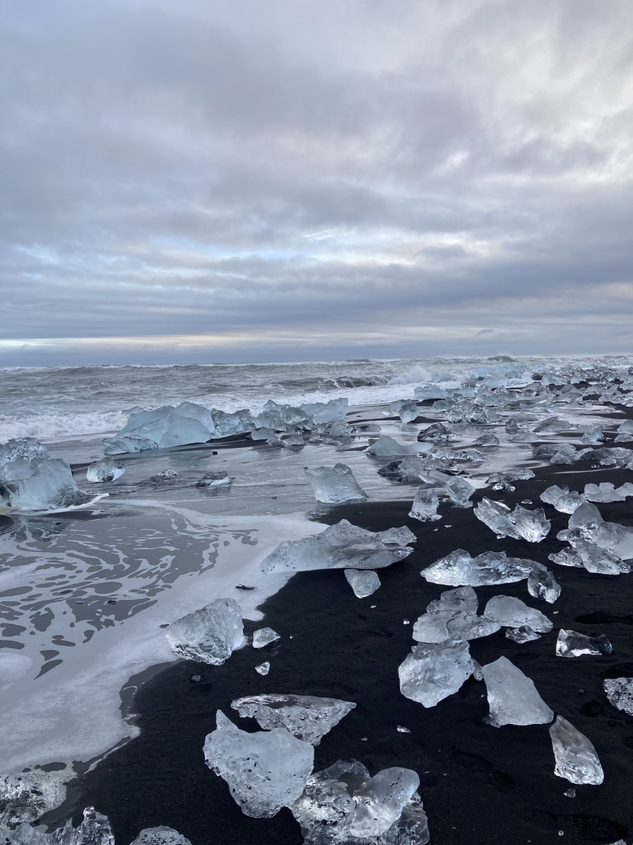 Aangespoelde ijsblokken, vanuit Jokulsarlon, liggen op Diamond Beach.