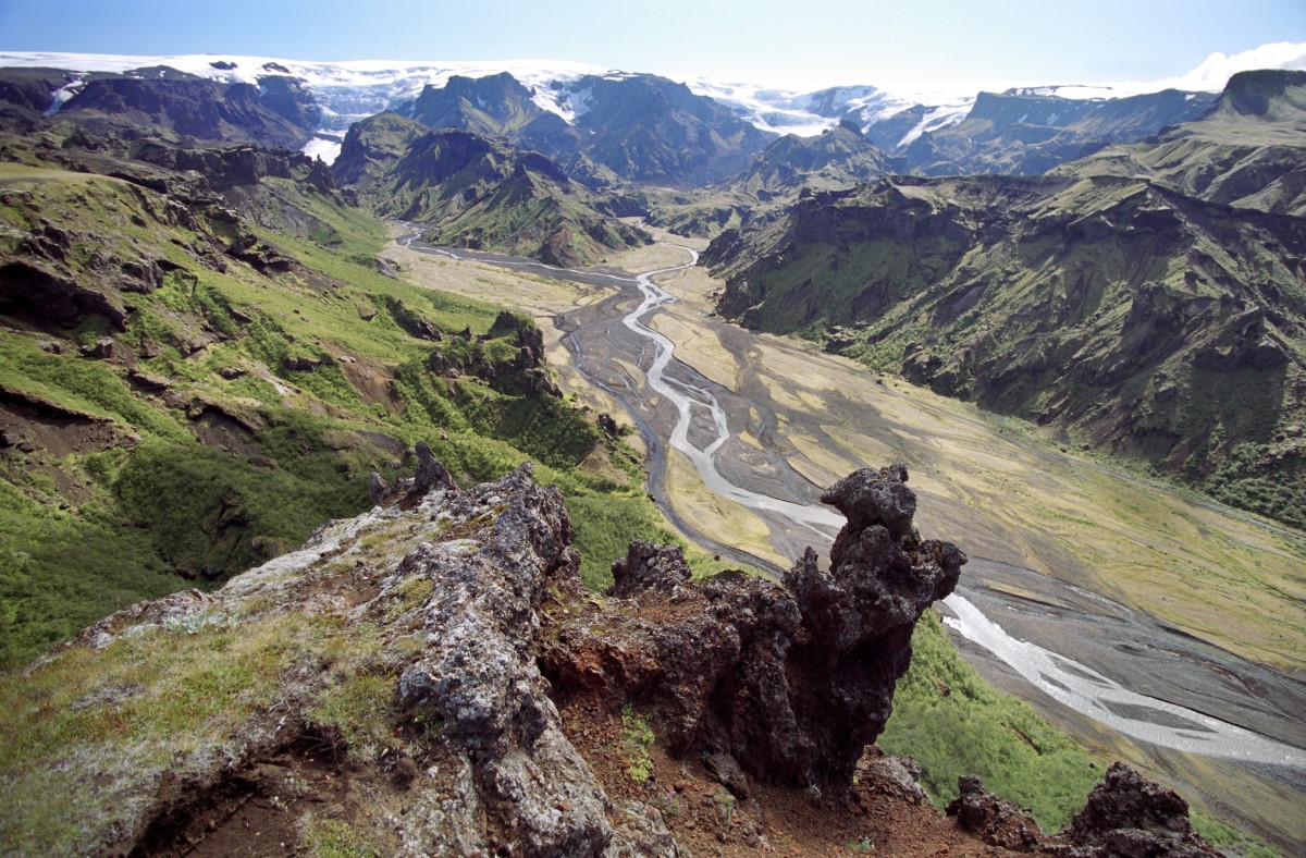 Het uitzicht over de vallei Thorsmörk, met rivieren, bergen en witte gletsjertoppen