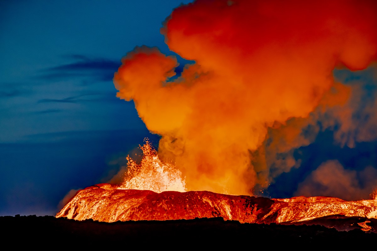 Rode wolken stomen uit de vulkaan Fagradalsfjall tijdens de uitbarsting in 2021.