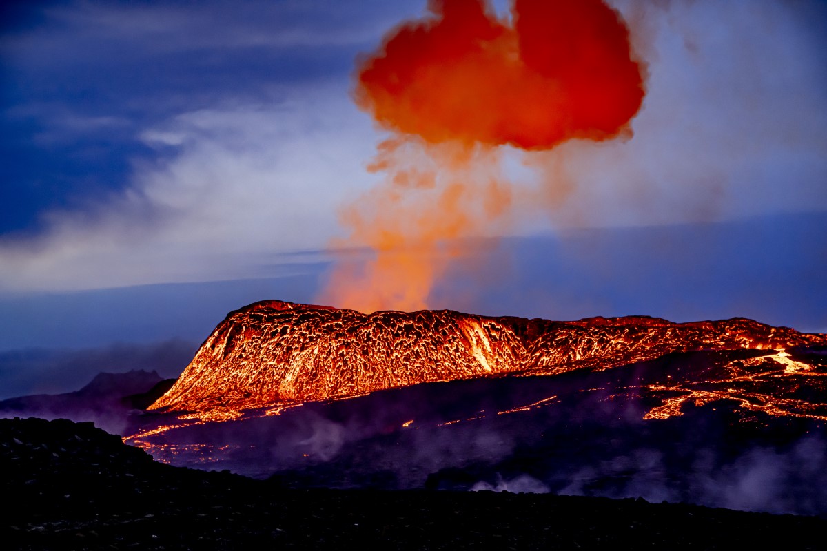 In 2021 is de vulkaan Fagradalsfjall uitgebarsten spuwt gloeiend rode lava langs de randen.