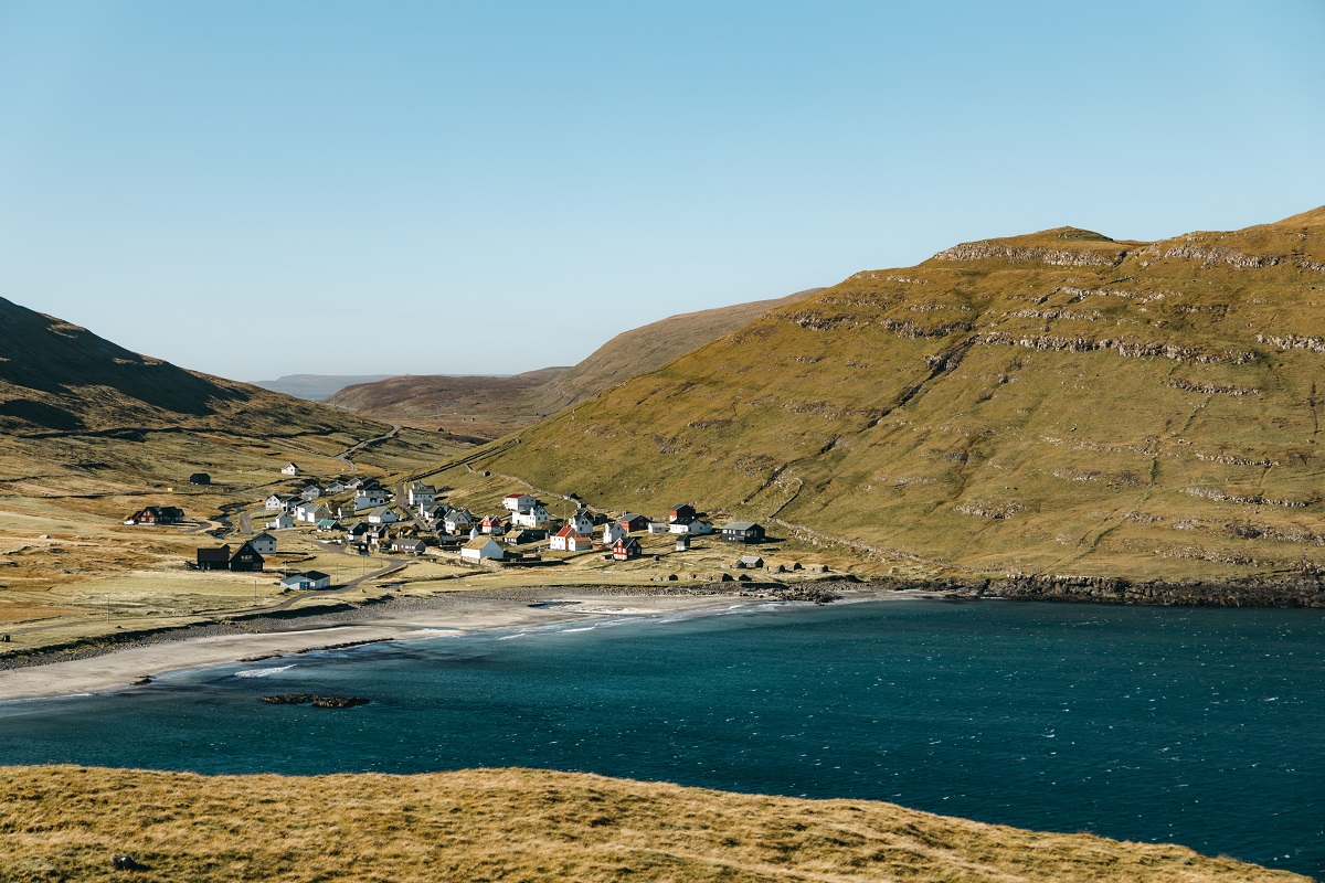 Het Faroese dorpje Husavik, gelegen aan de zee en tussen de heuvels.