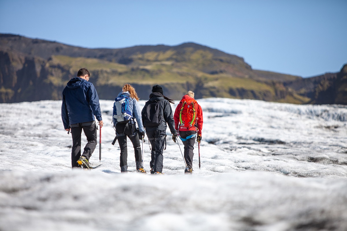 Reizigers lopen over de Solheimajokull gletsjer tijdens een gletsjerwandeling.