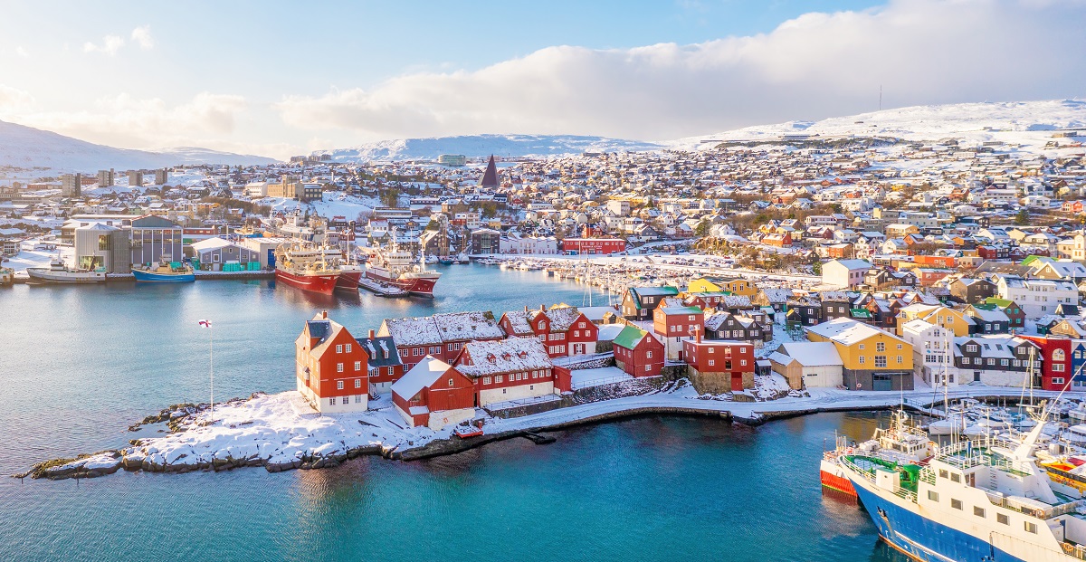 De hoofdstad van de Faroer eilanden, Torshavn, met gezellig gekleurde huisjes, in de winter