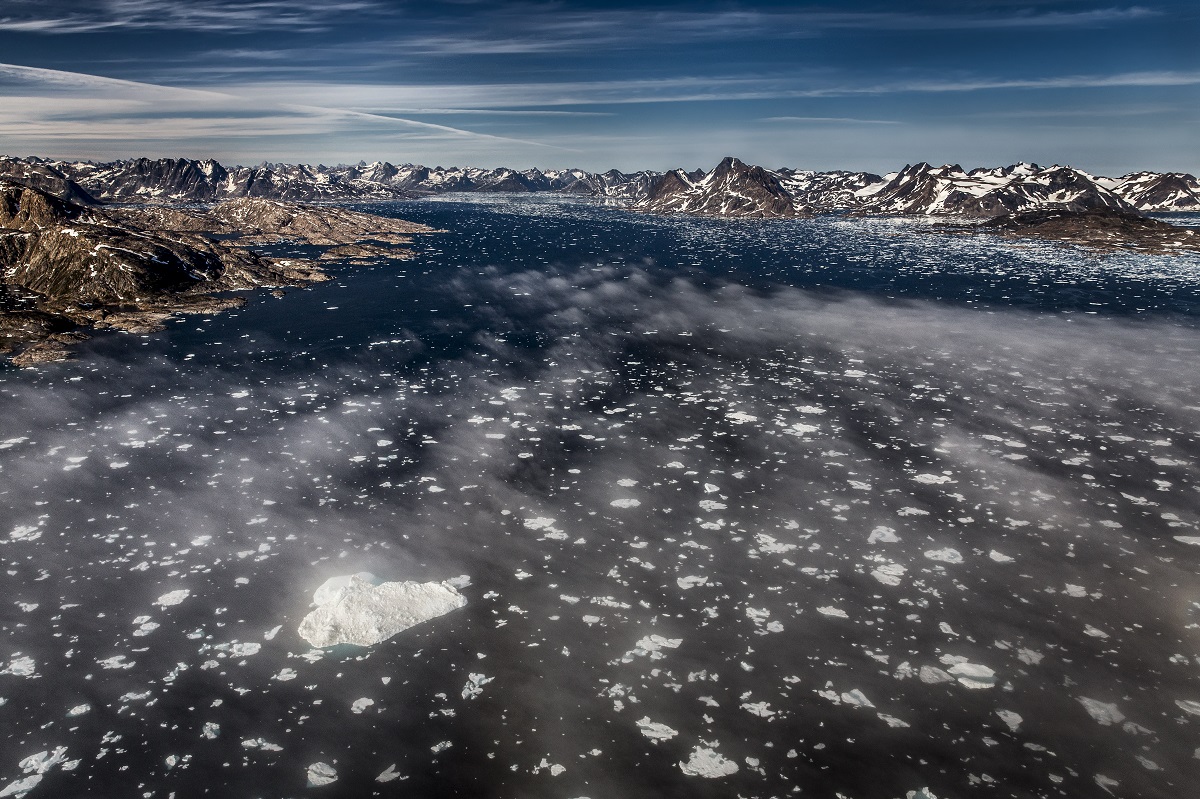 Foto van de Ammassalik fjord in oost Groenland vanuit een vliegtuig van Air Zafari.
