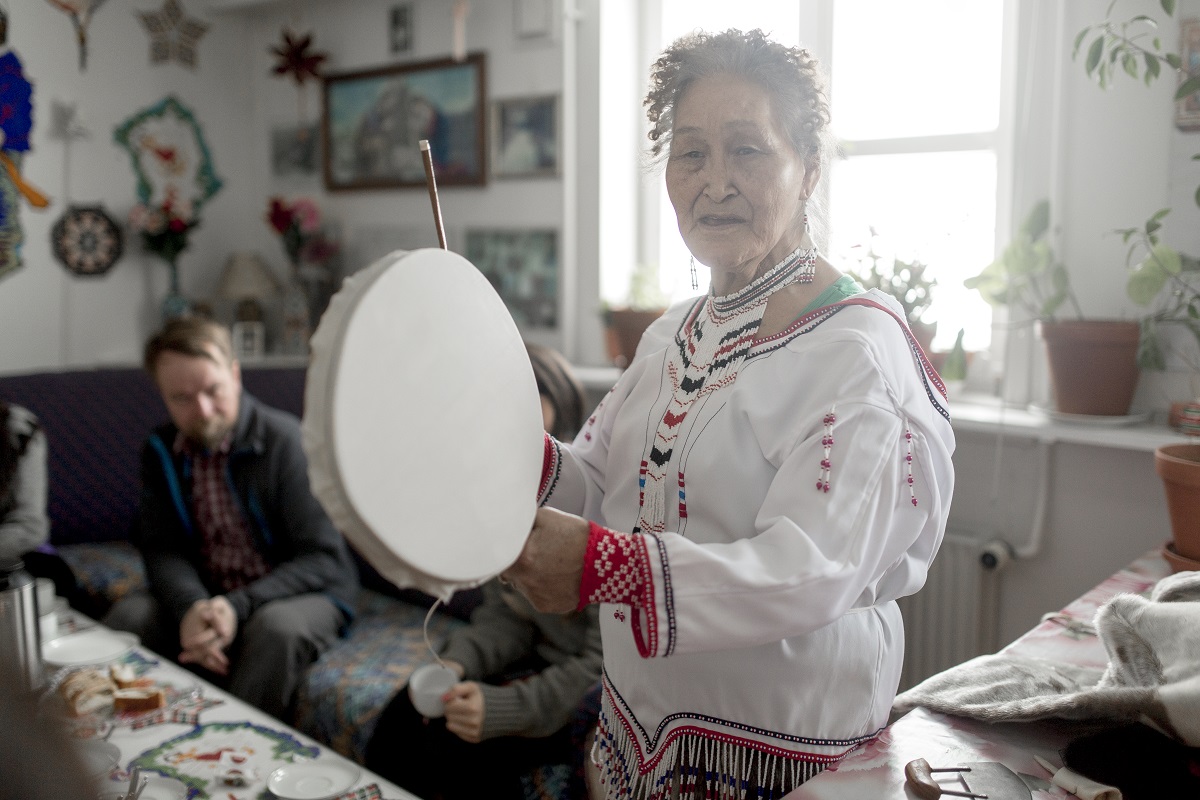 Een vrouw van Tasiilaq verteld over de traditionele Groenlandse drum dance.