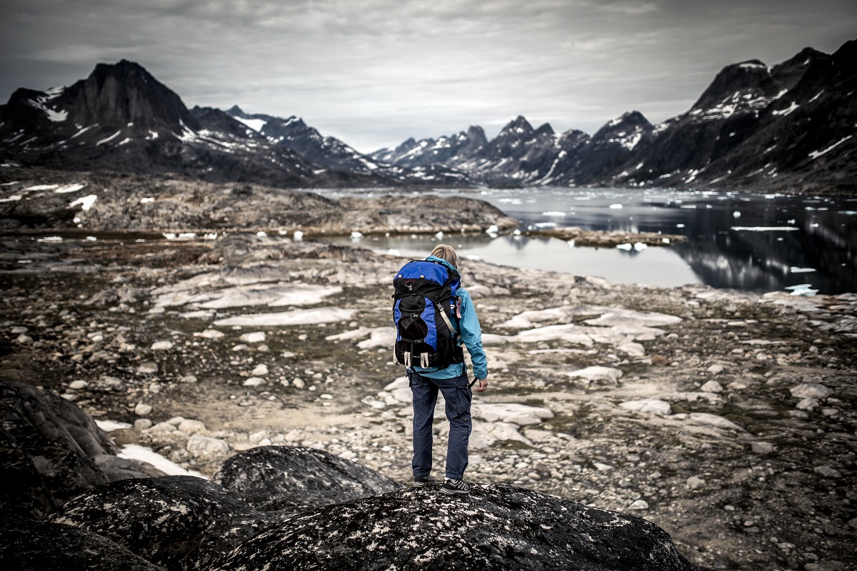 Een wandelaar kijkt uit over Ikaasatsivaq Sound in oost Groenland.