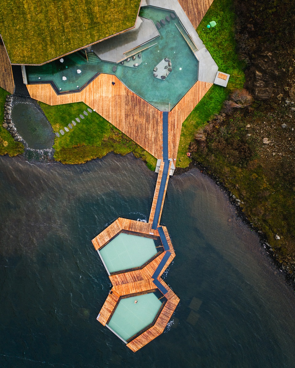 Twee zwembaden zijn verbonden aan het Vök kuuroord gebouw doormiddel van een houten loopbrug. De zwembaden liggen in het meer Urridhavatn bij de plaats Fellabaer in het oosten van IJsland. De omgeving heeft vulkanisch gesteente en mos.