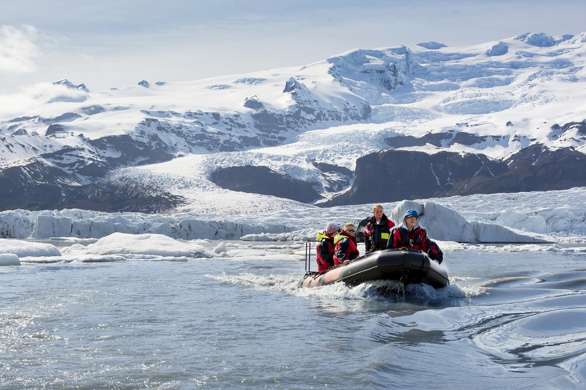 Zodiak boot tussen de ijsbergen op het Fjallsarlon.