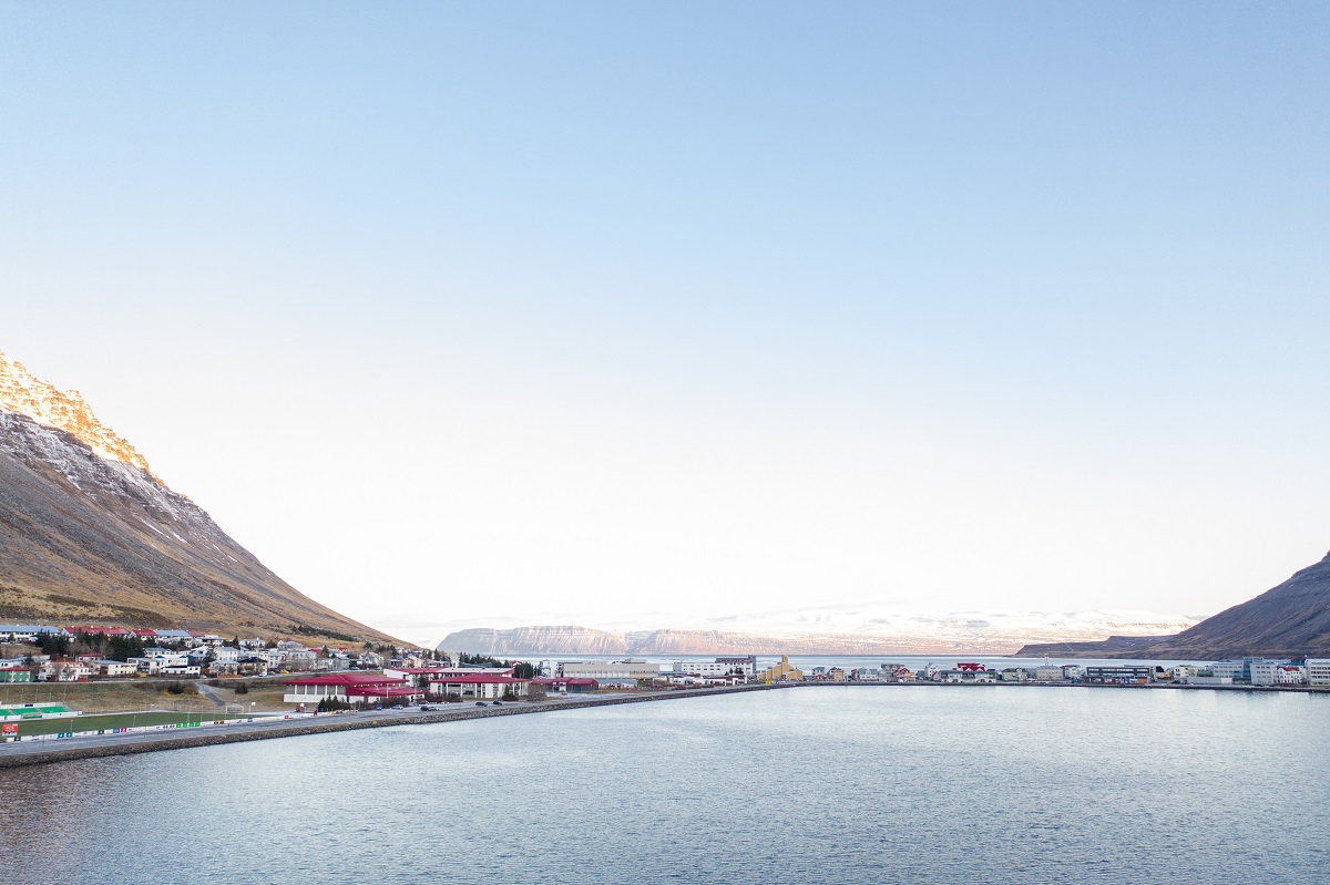 Een uitzicht op de baai met de hoofdstad van de Westfjorden in IJsland, Ísafjördur. 