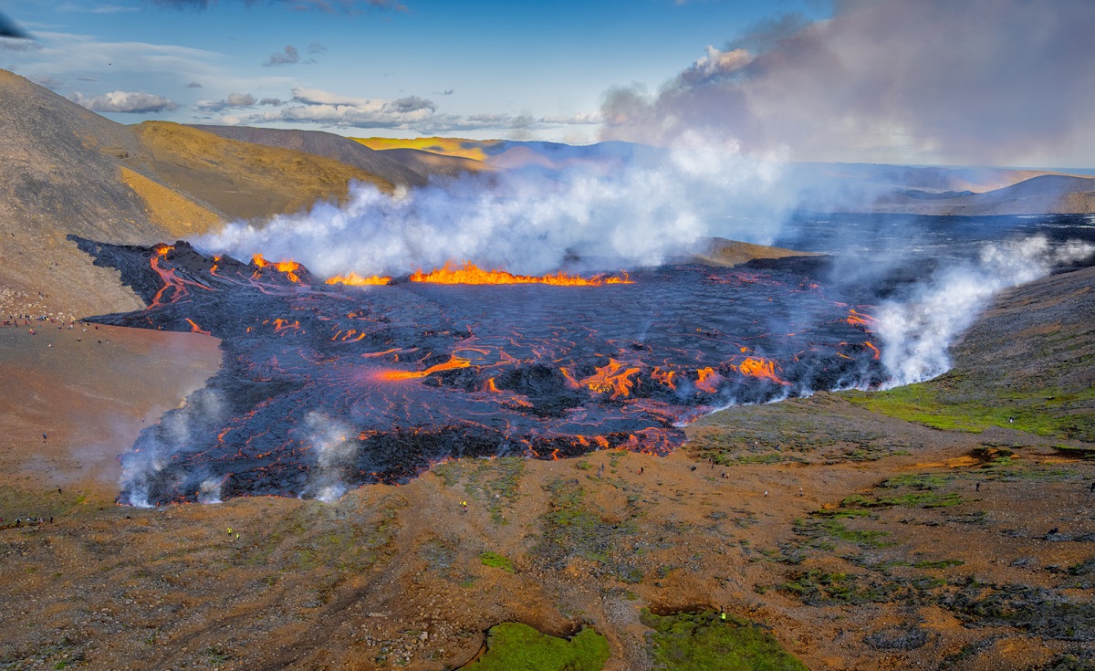 Lava en rook stijgen op door de vulkaanuitbarsting van de Meradalir vulkaan in Reykjanes IJsland.
