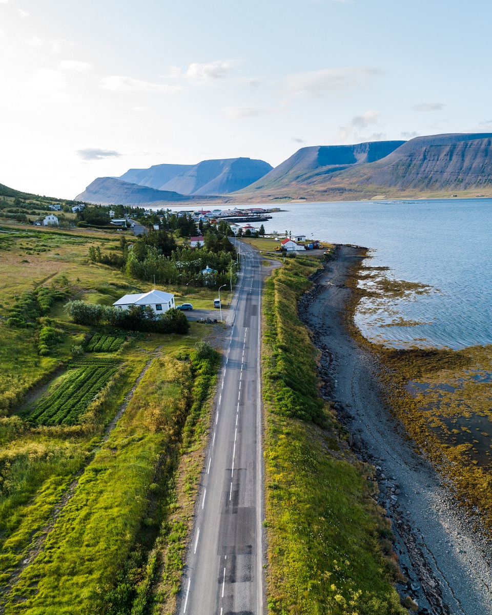 Een weg in de Westfjorden van IJsland. 