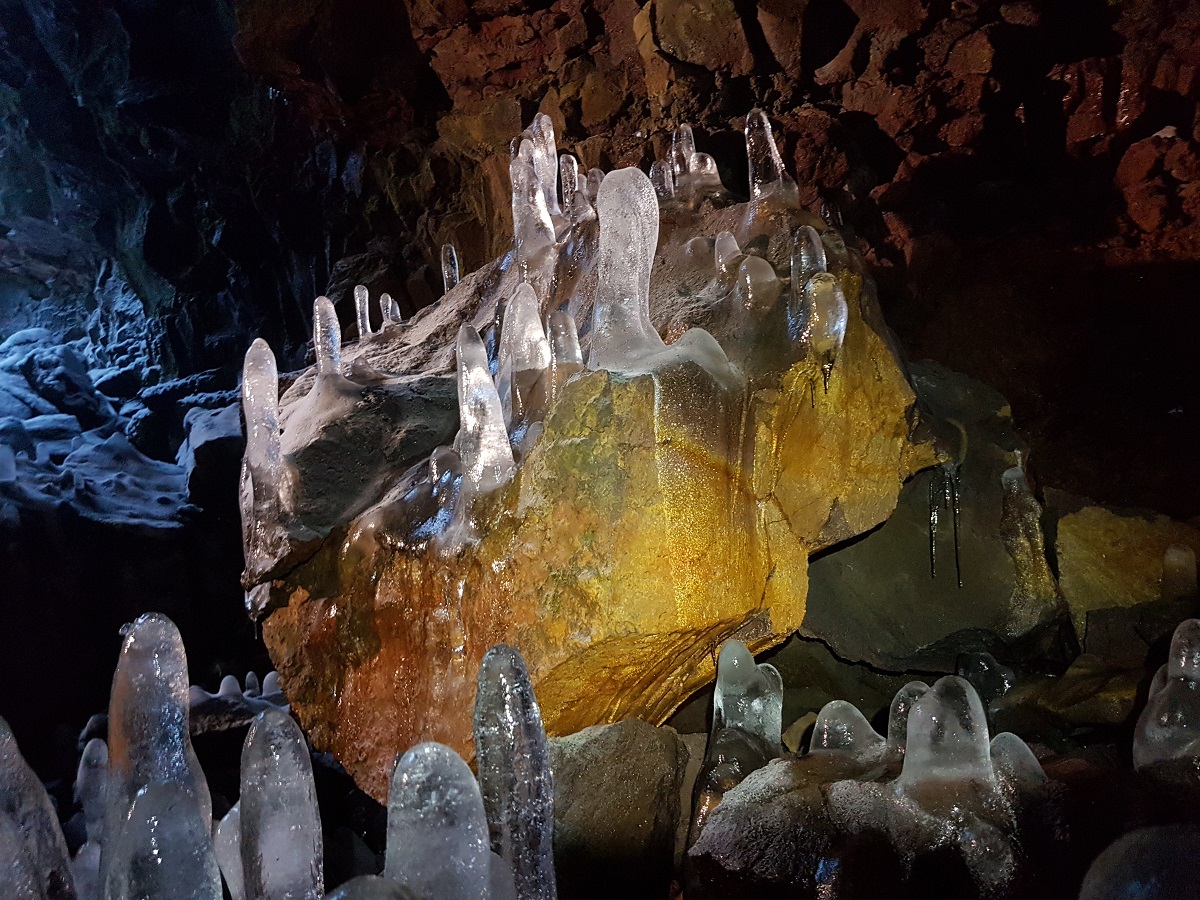 Bedekte rotsen met ijs in de lava tunnel.