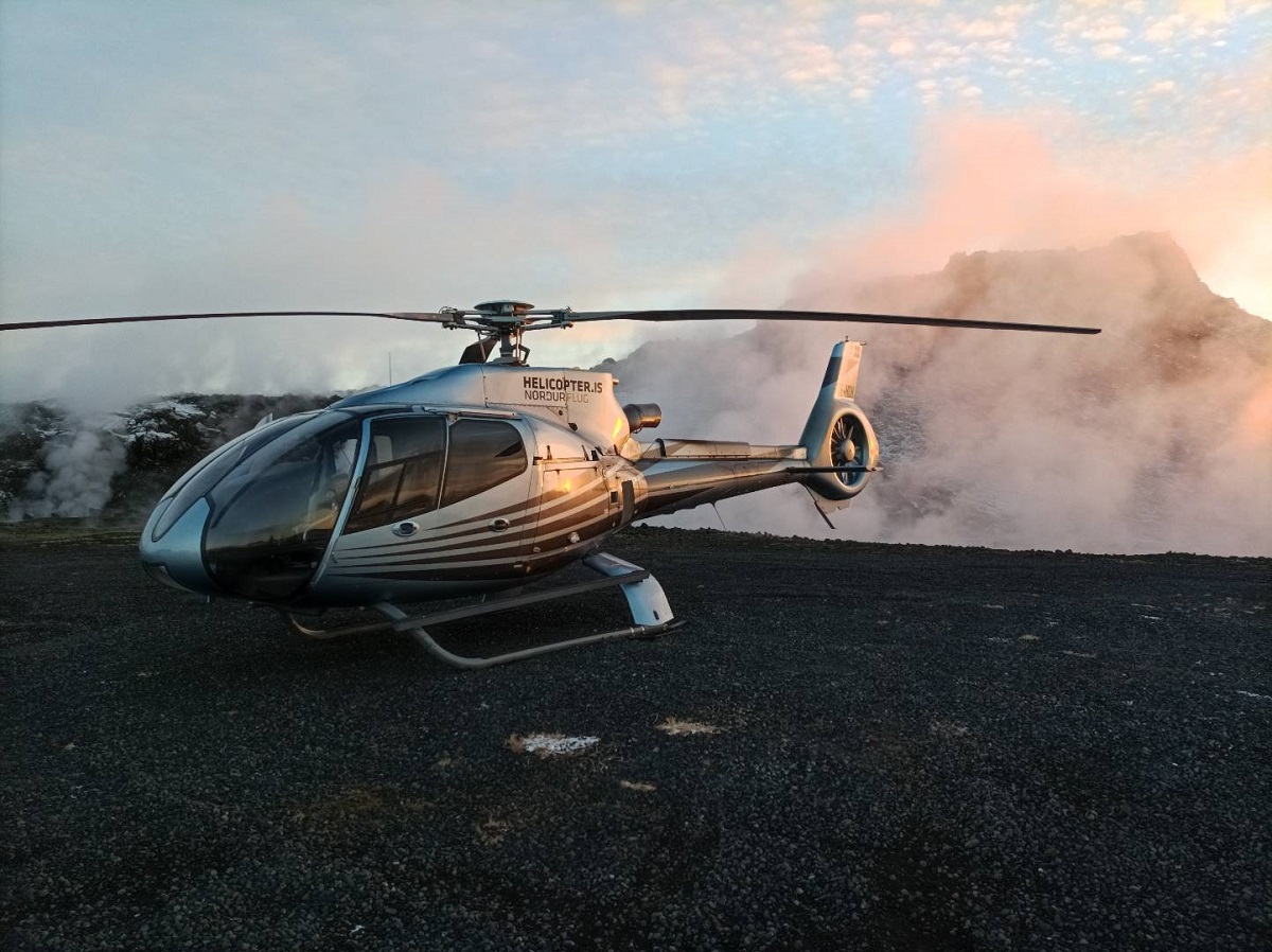 Een helikopter is geland in de buurt van stoombronnen tijdens een tour.