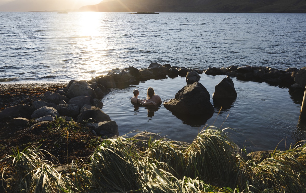 Twee reizigers in Hvammsvik Baths | Hvammsvik Baths | IJsland Tours